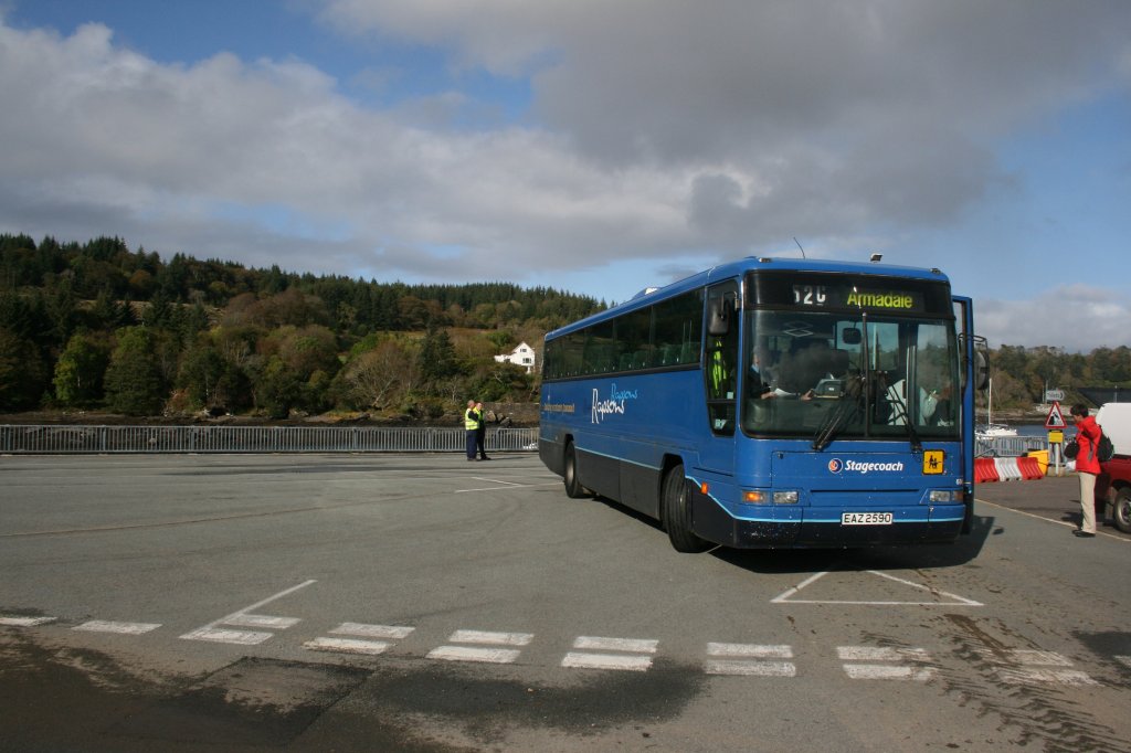 Die wohl schönste Route auf die Isle of Skye führt ab Glasgow mit 5 1/2-Stündiger Zugfahrt und der Fähre Mallaig - Armadale auf die Insel. Ab Armadale besteht Busanschluss nach Broadford und weiter. Im Auftrag von Stagecoach war am 6.10.2009 Wagen EAZ2590 von Ulsterbus in Armadale zu sehen, ein Volvo/Plaxton B10M-62. 