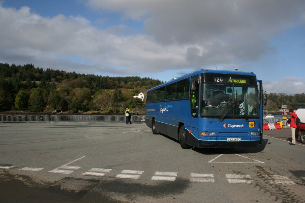 Die wohl schnste Route auf die Isle of Skye fhrt ab Glasgow mit 5 1/2-Stndiger Zugfahrt und der Fhre Mallaig - Armadale auf die Insel. Ab Armadale besteht Busanschluss nach Broadford und weiter. Im Auftrag von Stagecoach war am 6.10.2009 Wagen EAZ2590 von Ulsterbus in Armadale zu sehen, ein Volvo/Plaxton B10M-62. 