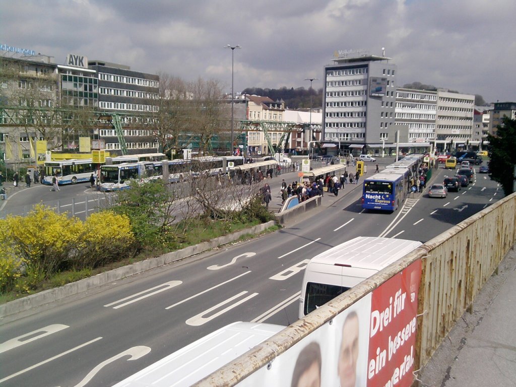 Die Zentrale Busbahnhof von Wuppertal Hbf von einer Brcke aus gesehen.