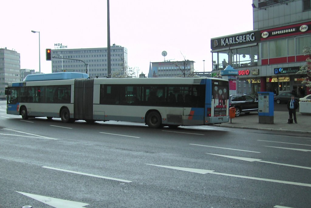 Dies Foto habe ich am 14.04.2010 in Saarbrcken Wilhelm-Heinrich-Brcke gemacht. Das Bild zeigt einen MAN-Gelenkbus.