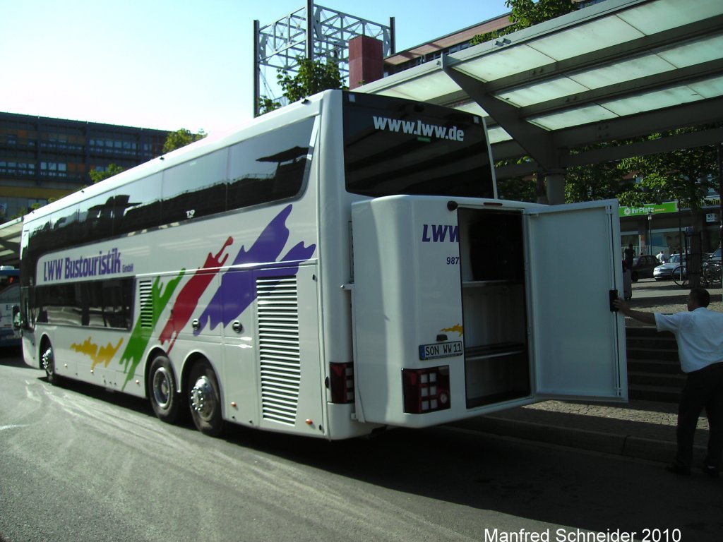 Diese Foto zeigt einen Reisebus der Marke VAN HOOL. Die Aufnahme habe ich am 16.07.2010 in Saarbrcken gemacht.