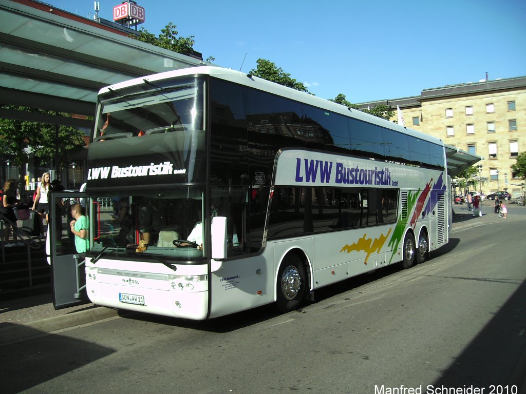 Diese Foto zeigt einen Reisebus der Marke VAN HOL. Die Aufnahme habe ich am 16.07.2010 in Saarbrcken gemacht.