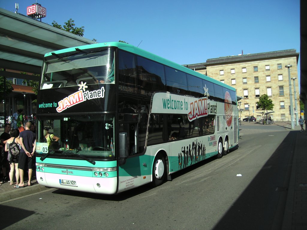 Diese Foto zeigt einen Reisebus der Marke VAN HOL. Die Aufnahme habe ich am 16.07.2010 in Saarbrcken gemacht.