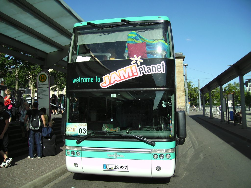 Diese Foto zeigt einen Reisebus der Marke VAN HOL. Die Aufnahme habe ich am 16.07.2010 in Saarbrcken gemacht.