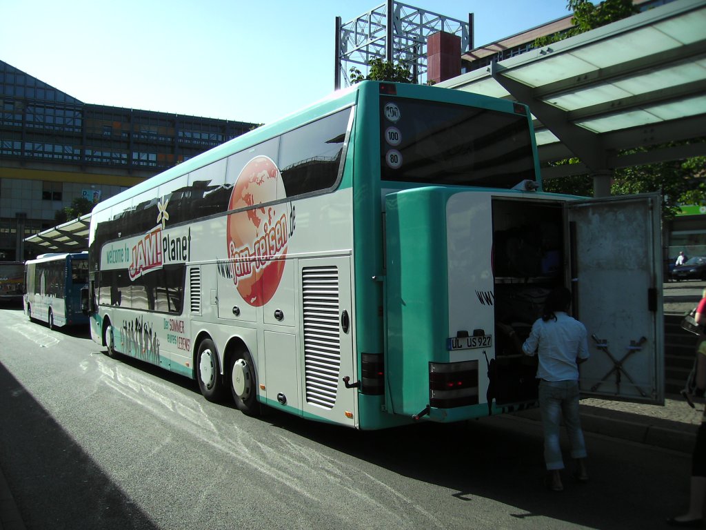 Diese Foto zeigt einen Reisebus der Marke VAN HOL. Die Aufnahme habe ich am 16.07.2010 in Saarbrcken gemacht.