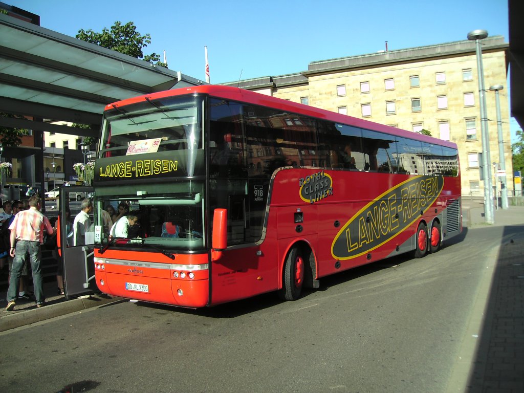 Diese Foto zeigt einen Reisebus der Marke VAN HOL. Die Aufnahme habe ich am 16.07.2010 in Saarbrcken gemacht.