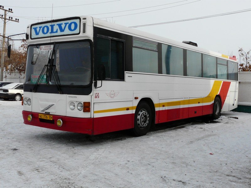 Diese Volvo war aus der russischen Stadt Omsk nach Kokshetau gekommen und stand hier am 15.11.2009 auf den Busbahnhof.
