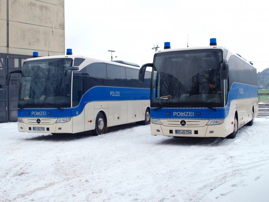 Diese zwei Mercedes Tourismo Reisebusse von der Polizei standen am 13.02.2010 am Westbahnhof in Aachen. Die Polizisten betreuten die Fans von Rot Wei Oberhausen auf dem Weg zum Tivoli beim Zweitligaspiel gegen Alemannia Aachen.(2:1) 