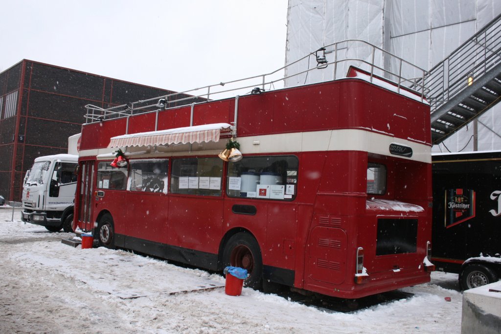 Diesen Englischen Doppeldeckerbus habe ich bei der Erffnung zur Ruhr 2010 auf der Zeche Zollverein am 10.1.2010 aufgenommen.
Der Bus wurde zu einem Mobilem Imbiss umgebaut.