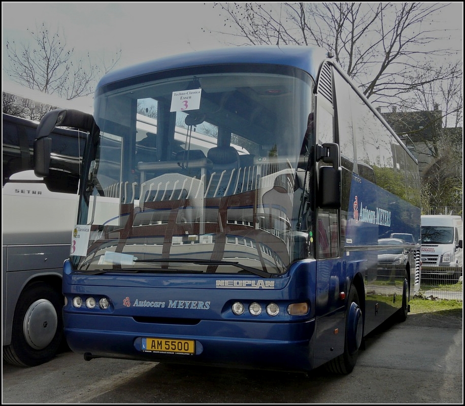Diesen Neoplan Euroliner, der Firma Meyers habe ich am 02.04.2011 in Essen auf einem Parkplatz aufgenommen.
