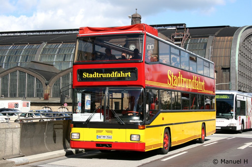 Diesen schnen Doppeldecker habe ich am HBF Hamburg aufgenommen.
Er befhrt hier die M Richtung Rathaus.
Aufgenommen am 2.9.2010.