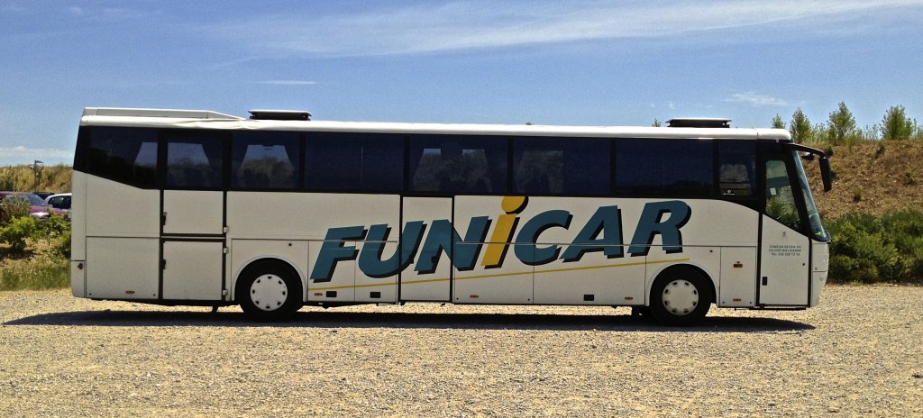 Dieser Bova Futura von Funicar aus der Schweiz war am 2.7.2013 auf einem Busparkplatz in der Camargue in Sdfrankreich abgestellt.