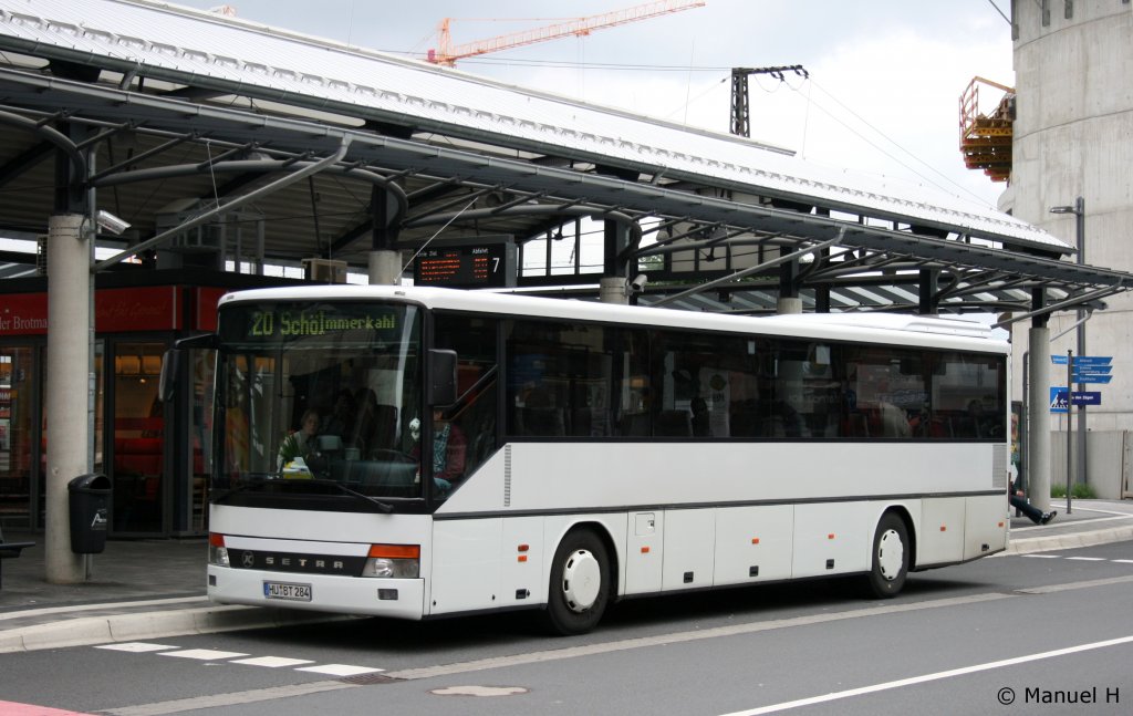 Dieser Bus (HU BT 284) gehrt einem Privaten unternehmer.
Aufgenommen am HBF Aschaffenburg, 18.8.2010.