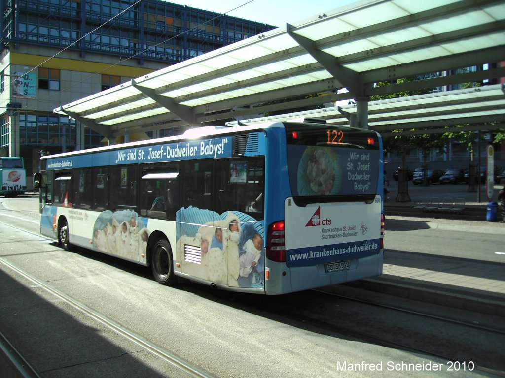 Dieser Citaro trgt Werbung fr ein Krankenhaus in Saarbrcken Dudweiler. Auch dieses Foto habe ich am 16.07.2010 in Saarbrcken gemacht.