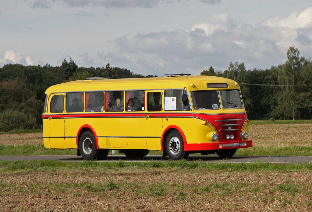 Dieser historische IFA-H6B der LeoBus Leipzig GmbH, mit seiner auffallend gelben Farbgebung, kam zum Jubilum  100 Jahre Straenbahn in Schkeuditz  am 18.09.2010 fr Rundfahrten zum Einsatz.