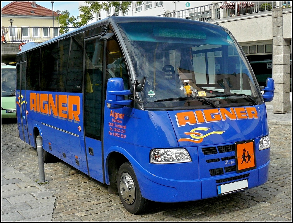 Dieser Iveco Kleinbus wird in Passau zum Schlertransport eingesetzt. 17.09.2010