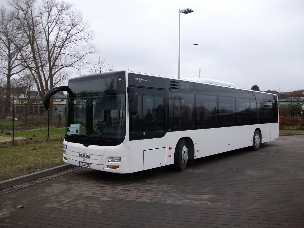 Dieser MAN-Lion`s City kommt ursprnglich aus Hannover(laut Kennzeichen) und stand am 21.Januar 2011 am Busbahnhof in Bergen/Rgen.