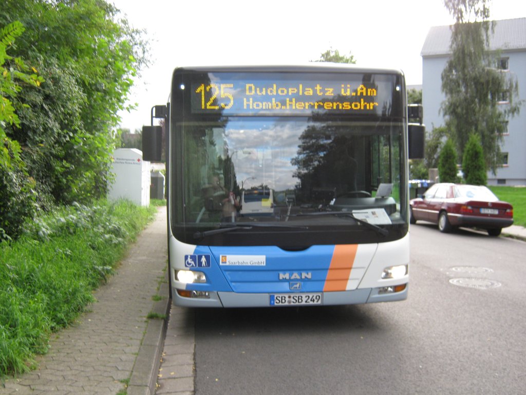 Dieser MAN Lions City von Saarbahn und Bus trgt seit wenigen Tagen Werbung von Vitamalz. Die Aufnahme habe ich am 15.09.2010 auf dem Saarbrcker Rodenhof gemacht.