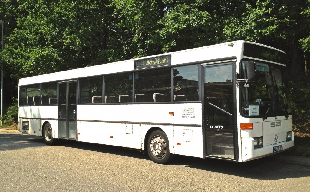 Dieser Mercedes-Benz O 407 von Mrkl-Reisen war am 6.7.2013 in der Nhe des Vogelwoogs in Kaiserslautern abgestellt.