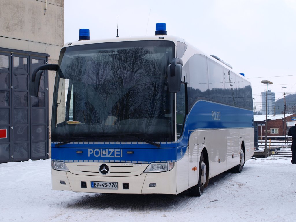 Dieser Mercedes Tourismo Reisebus von der Polizei stand am 13.02.2010 am Westbahnhof in Aachen. Die Polizisten betreuten die Fans von Rot Wei Oberhausen auf dem Weg zum Tivoli beim Zweitligaspiel gegen Alemannia Aachen.(2:1) 