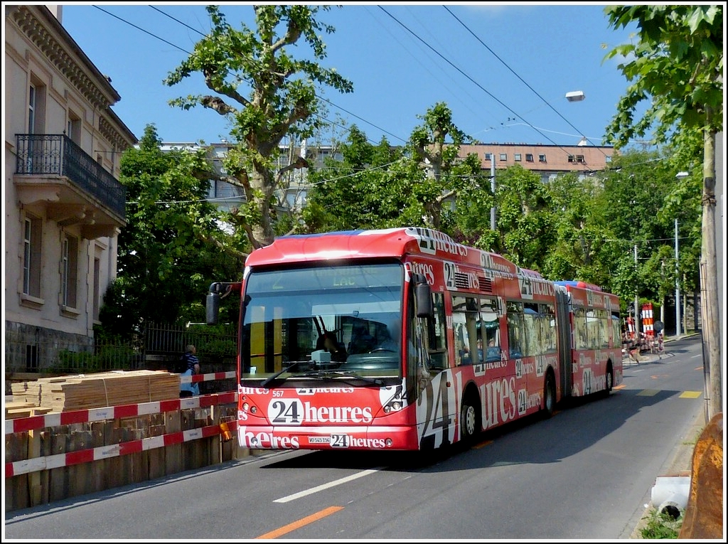 Dieser mit Werbung beklebte VanHool Bus ist mir am  26.05.2012 in den Strassen von Lausanne vor die Linse gefahren.