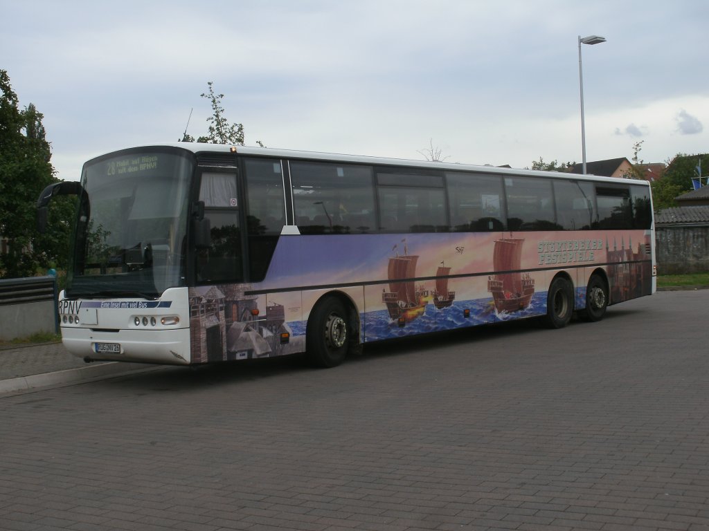 Dieser Neoplan fhrt schon einige Jahre mit Werbung fr die Strtebekerfestspiele in Ralswiek.Aufnahme am 02.Juli 2012 am Busbahnhof in Bergen/Rgen.
