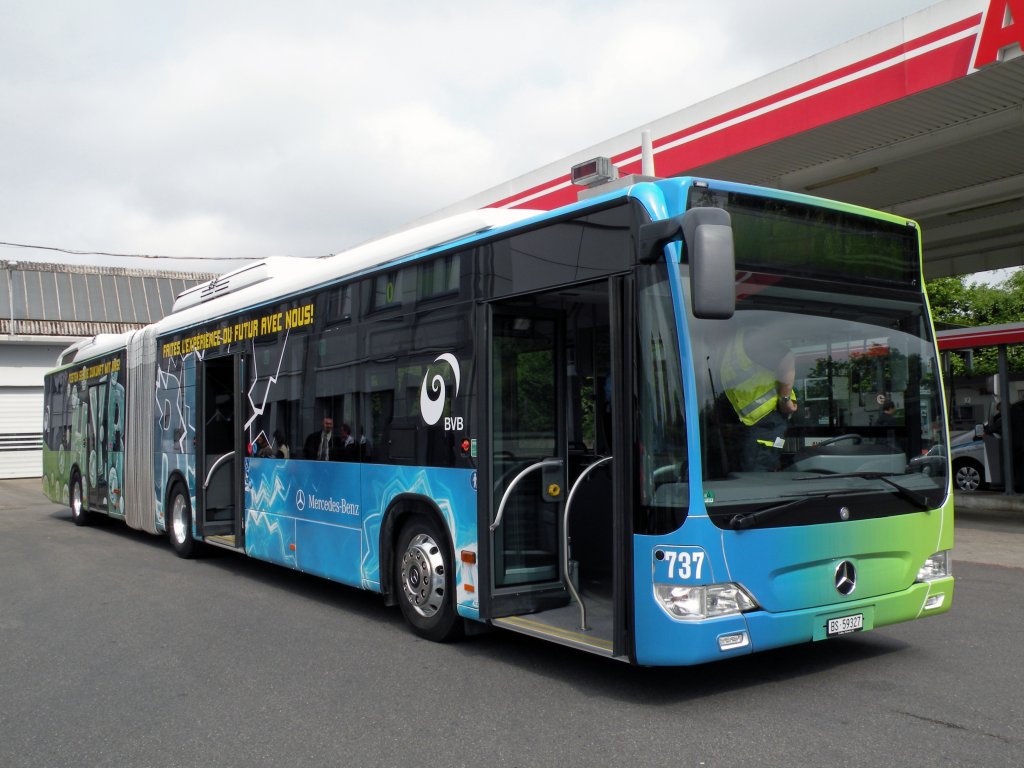 Dieser neue Mercedes Citaro Hybrid wird ab Montag 2. Mai zuerst auf der Linie 36 und spter auf der Linie 34 getestet. Hier steht der Bus vor der Tankstelle bei der Garage Rank in Basel. Die Aufnahme stammt vom 29.04.2011.