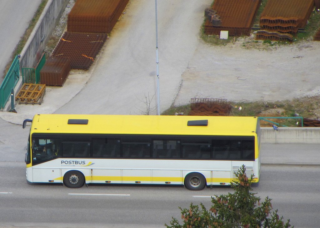 Dieser Renault Ares fuhr am 4.4.2012 auf dem Weg von Radfeld Hausstatt nach Alpbach Inneralpbach auch die Haltestelle Brixlegg Abzw. Bahnhof an, wo ich ihn bildlich festhalten konnte.