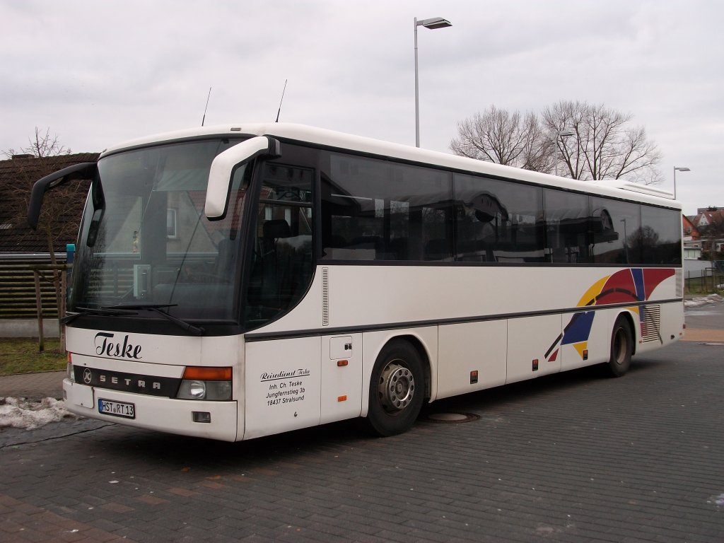 Dieser SETRA-Bus ist zwar in Stralsund Zuhause,aber er kommt auf Rgen im Linienverkehr zum Einsatz.Aufnahme am 16.Januar 2011 am Busbahnhof in Bergen/Rgen.