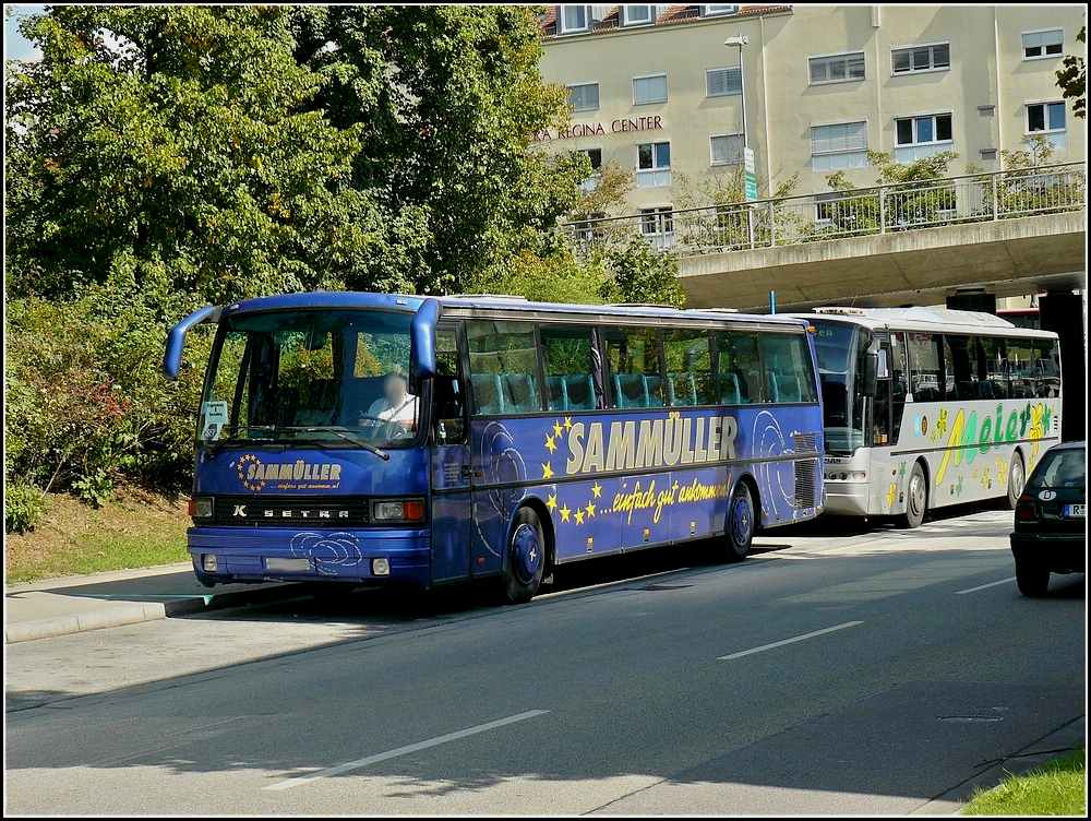 Dieser Setra S 215 HR-GT der Firma Sammller stand am 11.09.2010 in der Nhe des Bahnhofs von Regensburg und wartete auf den nchsten Einsatz. 