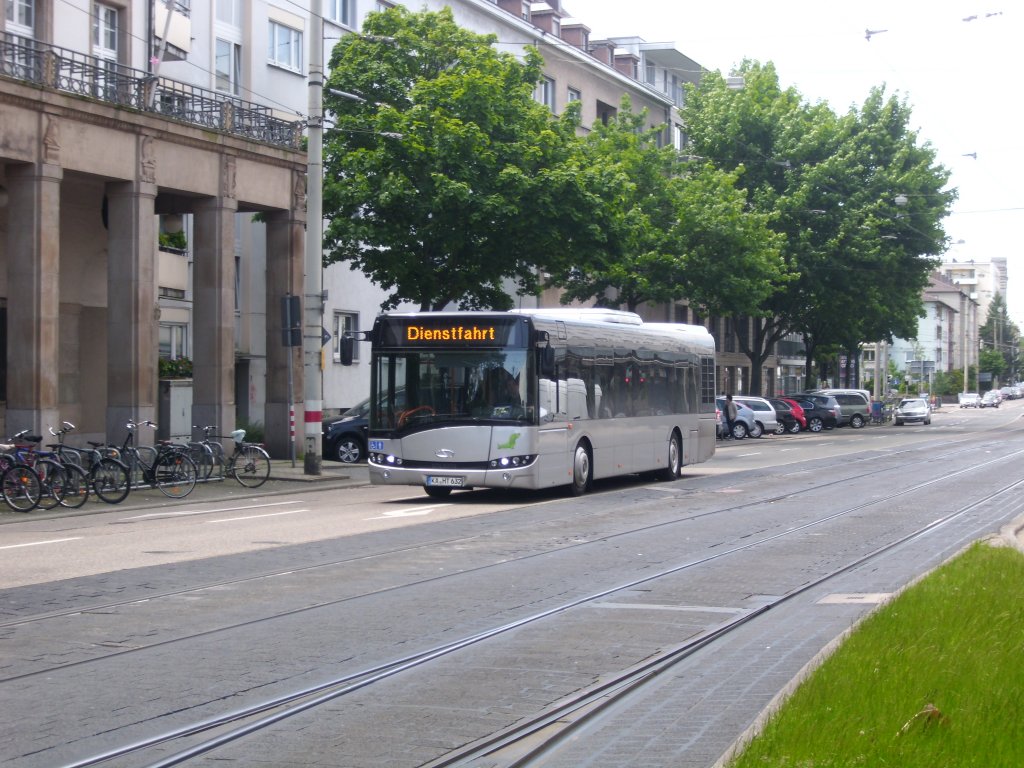 Dieser Solaris fuhr am 2. Juni 2013 als Dienstfahrt am Vorplatz des Karlsruhe Hauptbahnhof.