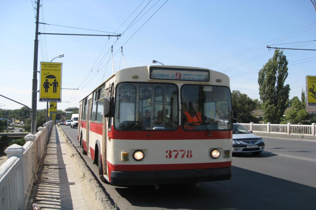Dieser Trolley Bus Typ ZIU-9 Nr. 3578 ist hier am 4.9.2009 auf der
Ismail Strada in Richtung Stadtmitte Chisinau (Hauptstadt Moldawien)
unterwegs.