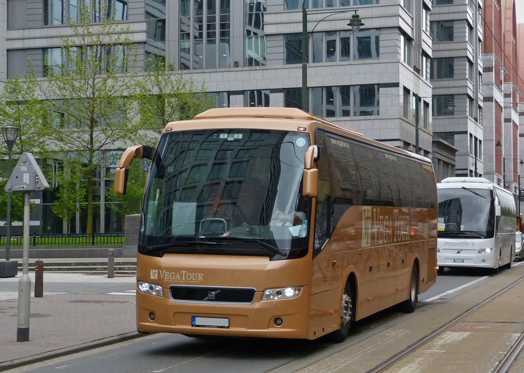 Dieser VOLVO 9700 Reisebus fuhr am 10.05.2013 nahe dem Bahnhof Brssel Midi an mir vorbei.