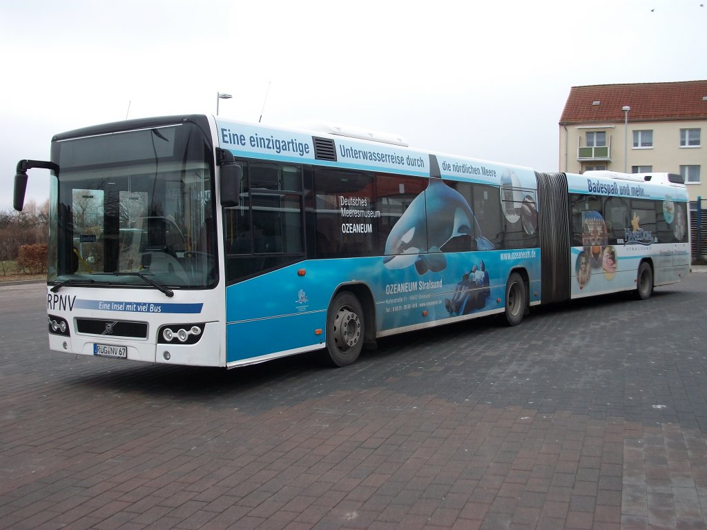 Dieser VOLVO-Gelenkbus braucht viel Platz zum wenden.Am 21.Januar 2011 stand der Bus in Bergen/Rgen.