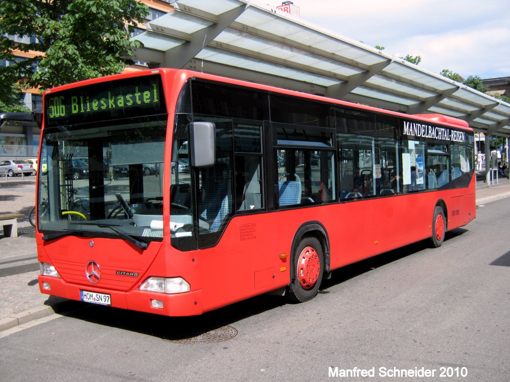 Dieses Foto zeigt einen Citaro Bus. Das Foto habe ich am 31.07.2010 in Saarbrcken gemacht. Der Bus fhrt im Auftrag von Saar Pfalz Bus, und gehrt der Firma Mandelbachtal Reisen.