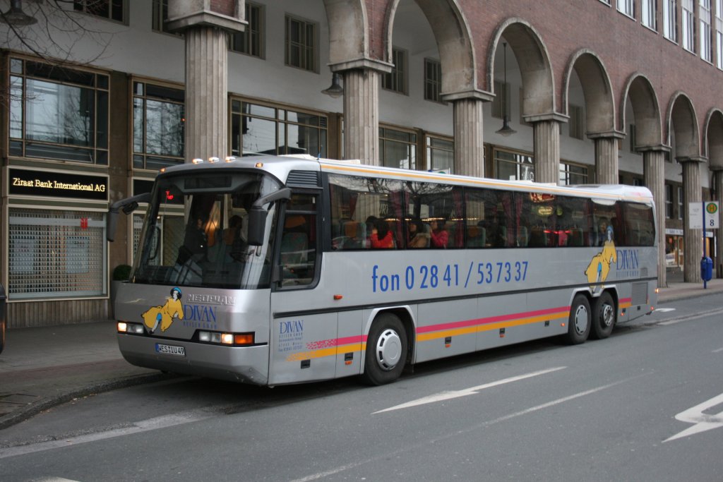 Divan Reisen  WES IU 49 aufgenommen vor dem HDT in Essen am 28.11.2009.