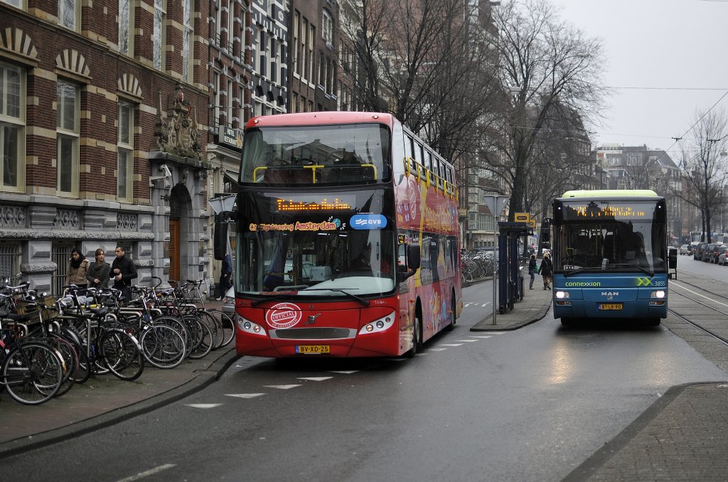 Doppel GVB (Volvo) und Connexxion 3855 (MAN) mit linie 70 nach Uithoorn am Nieuwezijds in Amsterdam ....