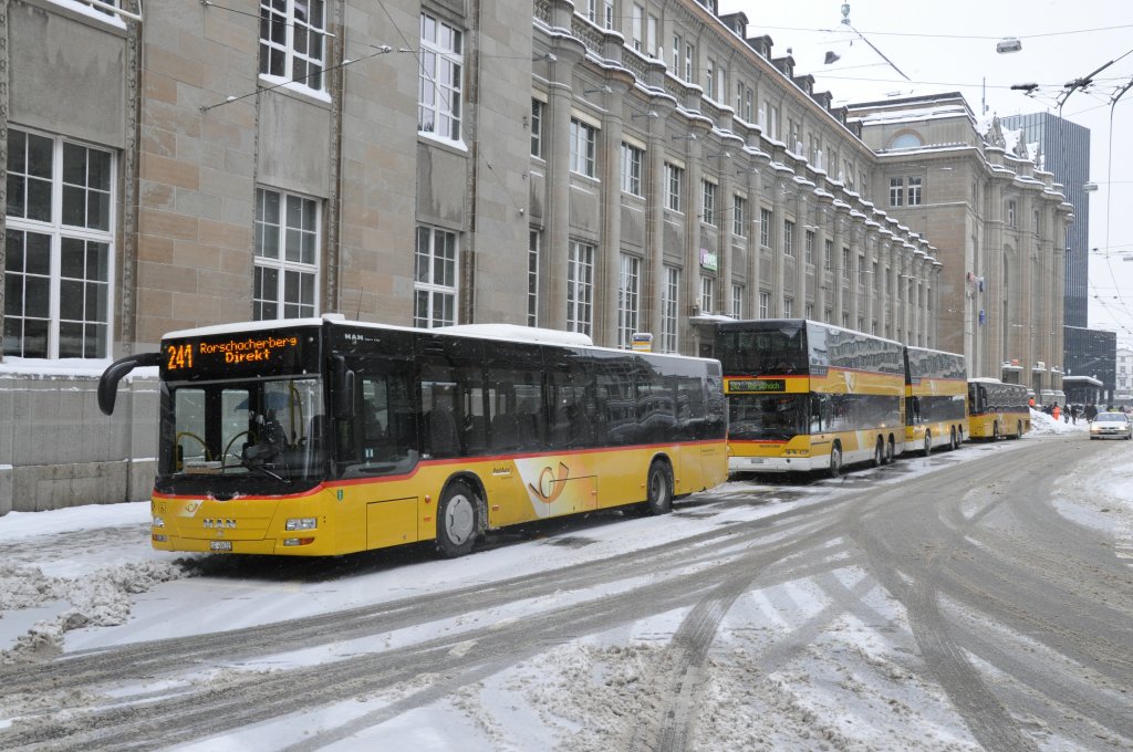 Drei Fahrzeuge von Schwizer, Goldach (MAN Lion's City auf der Linie 241, zwei Neoplan N4426 auf den Linien 242 und 240) und eines von Casutt, Gossau (Volvo 8700LE auf der Linie 120) am St.Galler Bahnhofplatz. (17.1.2013)