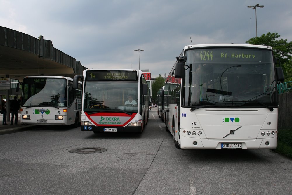 Drei verschiedene Wagentypen von links MB O408, MB O530G und Volvo 8700 am 9.Juni 2010 am Bf.Harburg