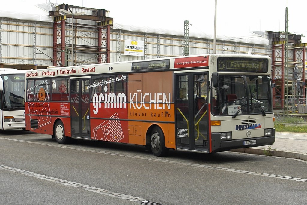 Dresmann Reisen  FR AU 766 mit Werbung fr Grimm Kchen am HBF Freiburg.
7.7.2008
