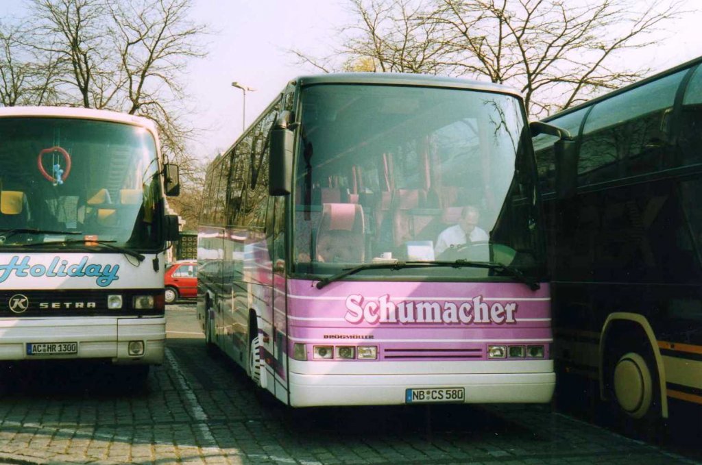 Drgmller Comet E330 K, aufgenommen April 2002 am Bahnhof Zoo in Berlin.