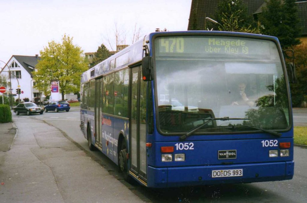 DSW 1052, ein Van Hool A360, aufgenommen im April 2002 an der Haltestelle Oespel Schleife in Dortmund.