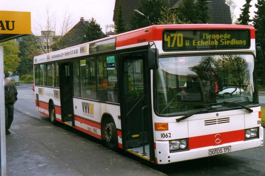 DSW 1062, ein Mercedes O405 N, aufgenommen im April 2002 an der Haltestelle Oespel Schleife in Dortmund.