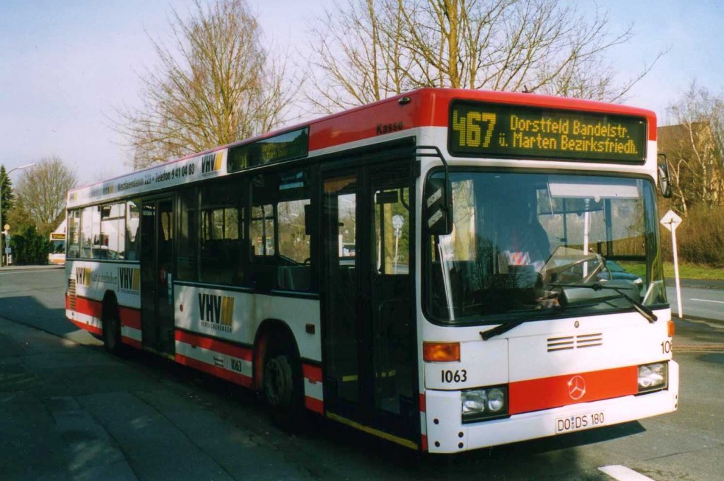 DSW 1063, ein Mercedes O405 N, aufgenommen im Mrz 2002 an der Haltestelle Oespel Schleife in Dortmund.