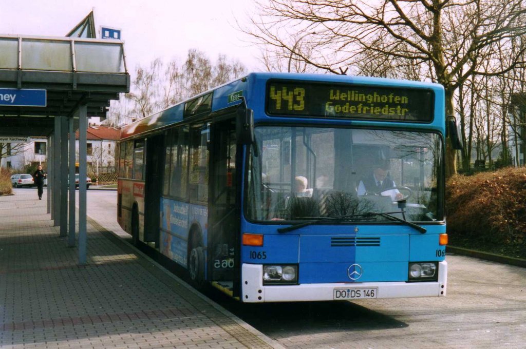 DSW 1065, ein Mercedes O405 N, aufgenommen im Mrz 2002 an der Haltestelle Dortmund Hacheney.