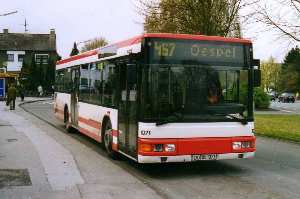 DSW 1071, ein MAN NL223, aufgenommen im April 2002 an der Haltestelle Oespel Schleife in Dortmund.