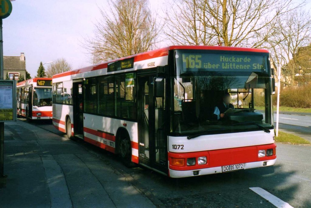 DSW 1072, ein MAN NL223, aufgenommen im Mrz 2002 an der Haltestelle Oespel Schleife in Dortmund.