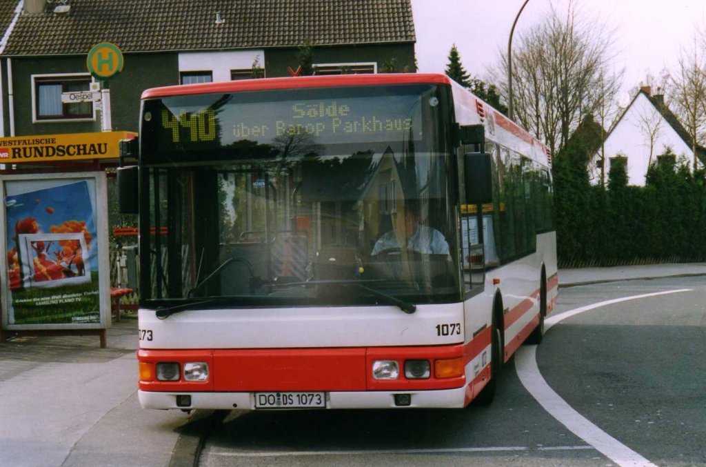 DSW 1073, ein MAN NL223, aufgenommen im April 2002 an der Haltestelle Oespel Schleife in Dortmund.