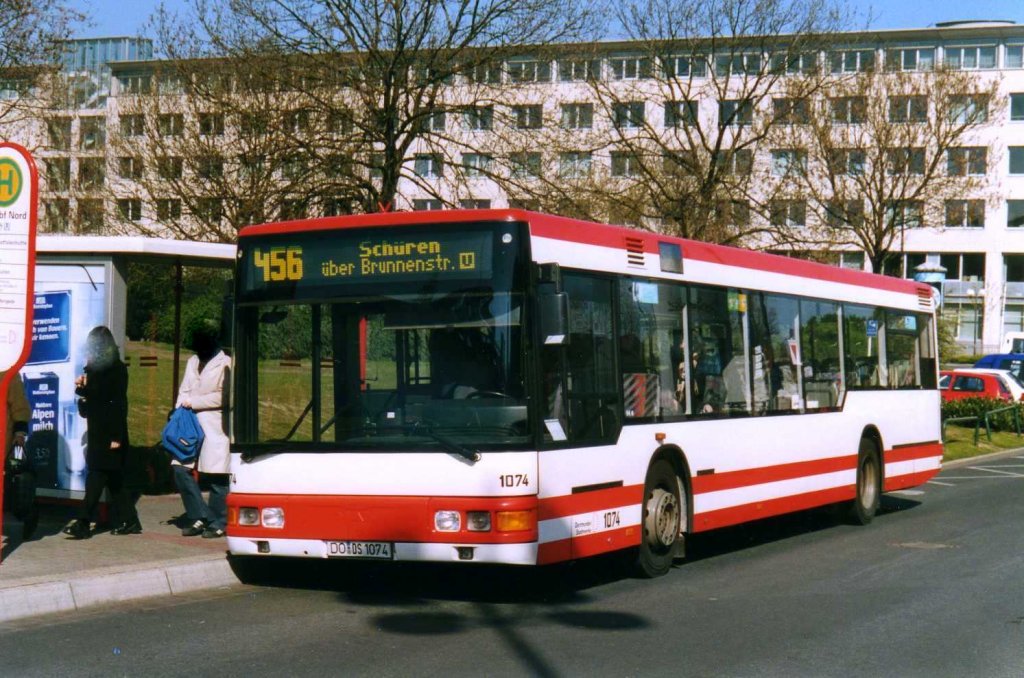 DSW 1074, ein MAN NL223, aufgenommen im April 2002 am Dortmunder Hauptbahnhof.