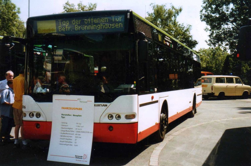 DSW 1206, ein Neoplan N4416, aufgenommen im August 2003 beim Tag der offenen Tr des Betriebshof in Dortmund Brnninghausen.